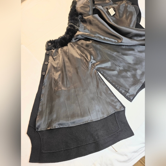 Short Black Wool Blend Cape With Rex Rabbit Fur Collar. Small - Picture 5 of 13